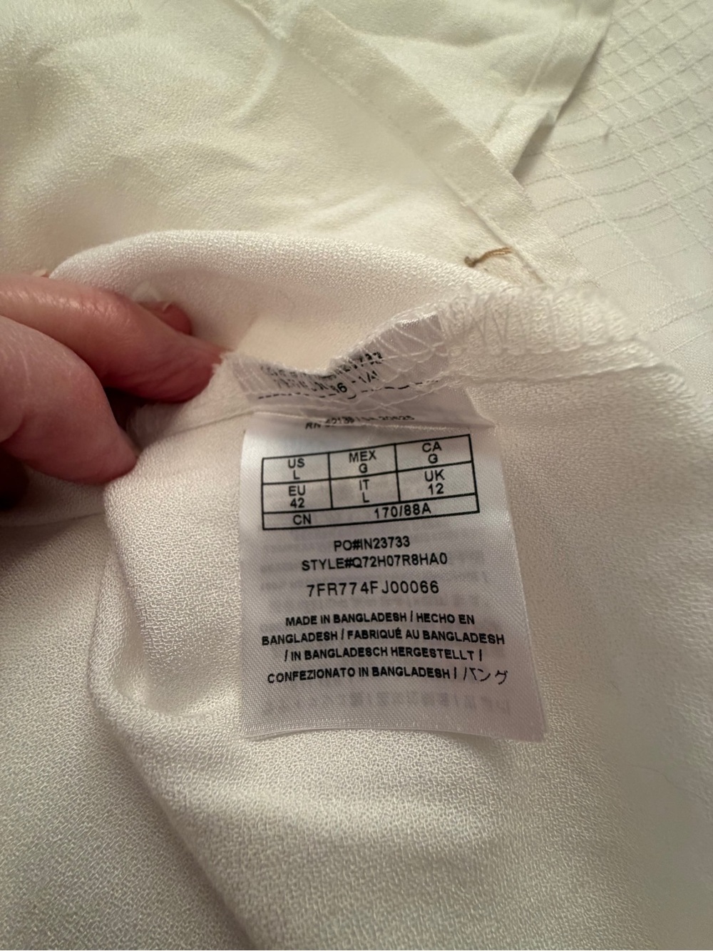 Guess Ladies white cape sleeve popover blouse - Size Large-NWT - Picture 11 of 11
